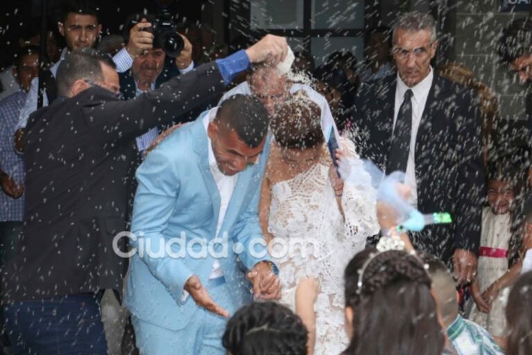 Las fotos del casamiento de Carlos Tevez con Vanesa Mansilla, tras 19 años de amor