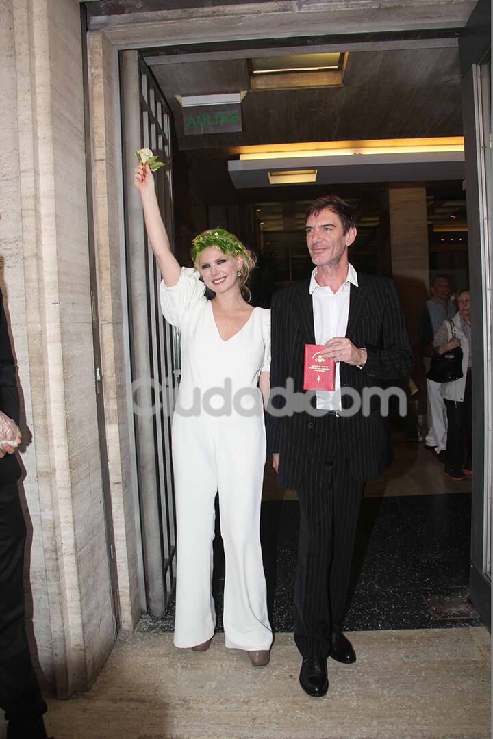 Las fotos del casamiento por Civil de Esmeralda Mitre y Darío Lopérfido. (Foto: Movilpress)