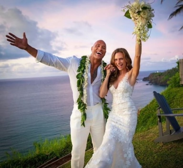 Las fotos del casamiento sorpresa de La Roca con Lauren Hashian en Hawaii, tras 12 años de amor 
