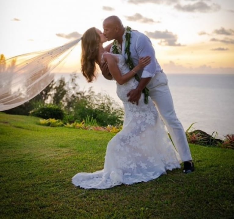 Las fotos del casamiento sorpresa de La Roca con Lauren Hashian en Hawaii, tras 12 años de amor 