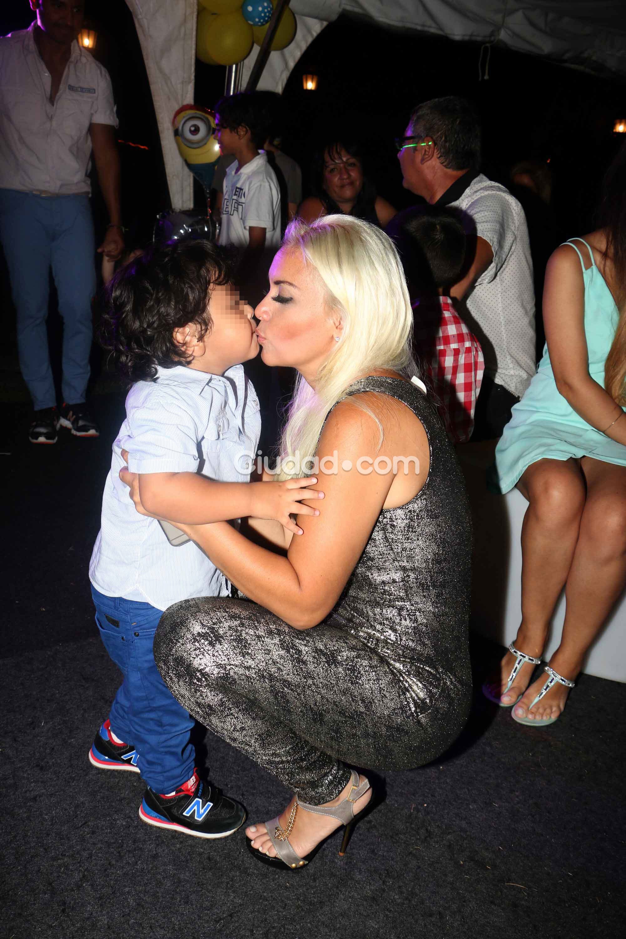 Las fotos del cumpleaños de Dieguito Fernando... y el look sexy de Verónica Ojeda. (Foto: Movilpress)