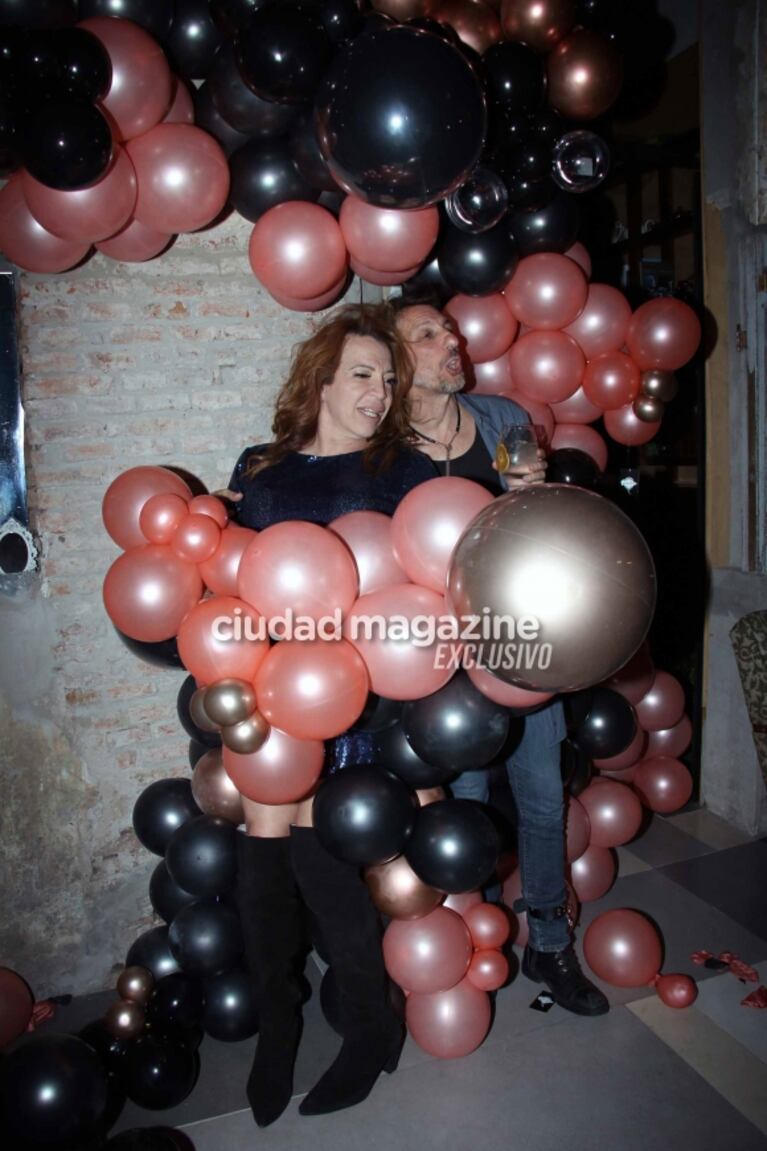 Las fotos del cumpleaños de Lizy Tagliani: regaló chocolates en un colectivo y recibió a invitados  famosos