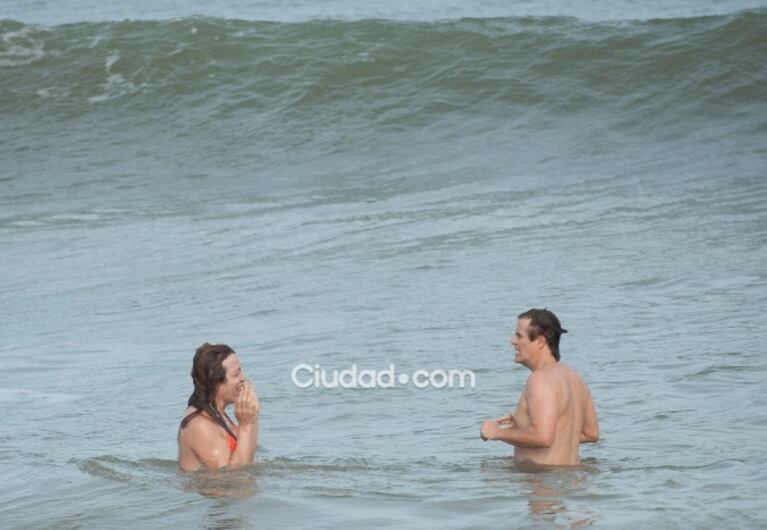 Las fotos del divertido chapuzón de Lizy Tagliani y Mike Amigorena en Mar del Plata