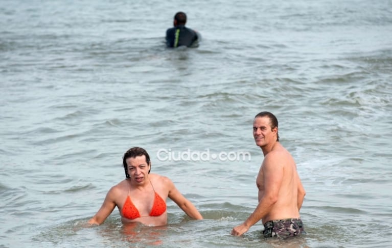 Las fotos del divertido chapuzón de Lizy Tagliani y Mike Amigorena en Mar del Plata