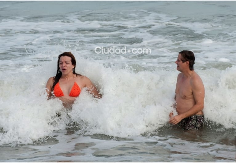 Las fotos del divertido chapuzón de Lizy Tagliani y Mike Amigorena en Mar del Plata