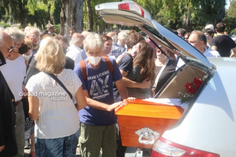 Las fotos del doloroso último adiós a Arturo Bonín: familiares y sus amigos actores en la despedida