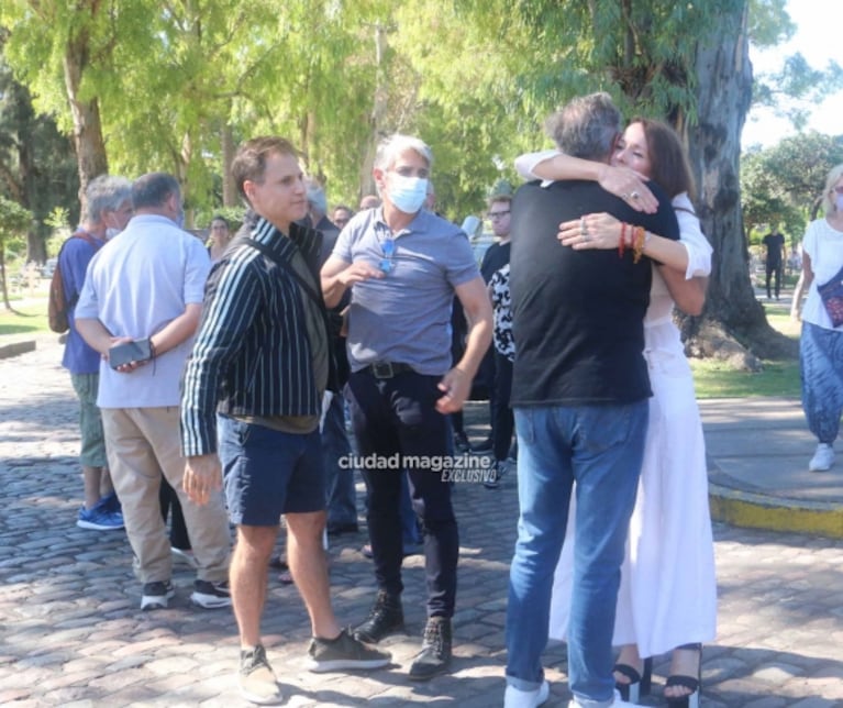 Las fotos del doloroso último adiós a Arturo Bonín: familiares y sus amigos actores en la despedida