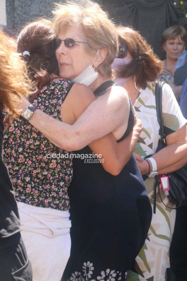 Las fotos del doloroso último adiós a Arturo Bonín: familiares y sus amigos actores en la despedida