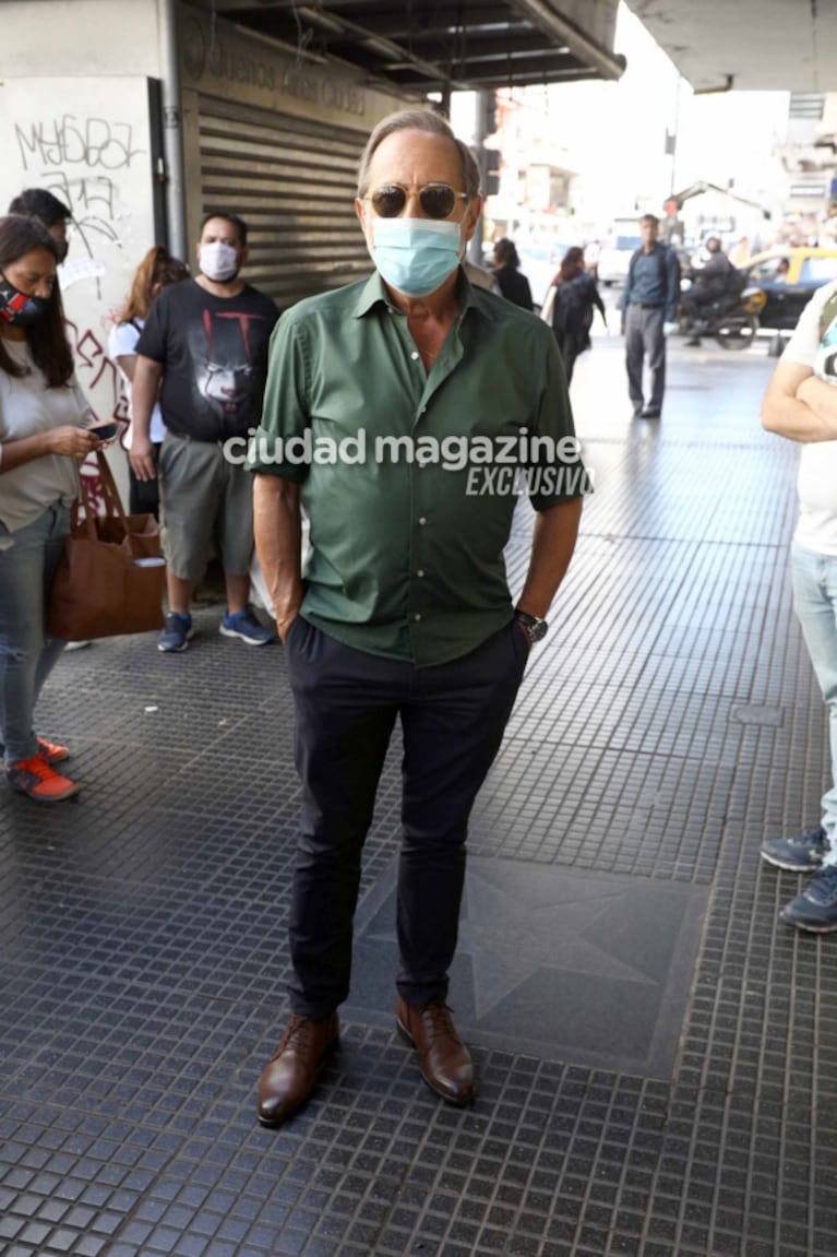 Las fotos del doloroso último adiós a Enrique Pinti: los famosos lo despidieron en Calle Corrientes