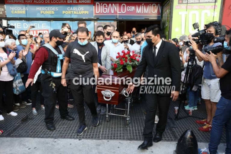 Las fotos del doloroso último adiós a Enrique Pinti: los famosos lo despidieron en Calle Corrientes