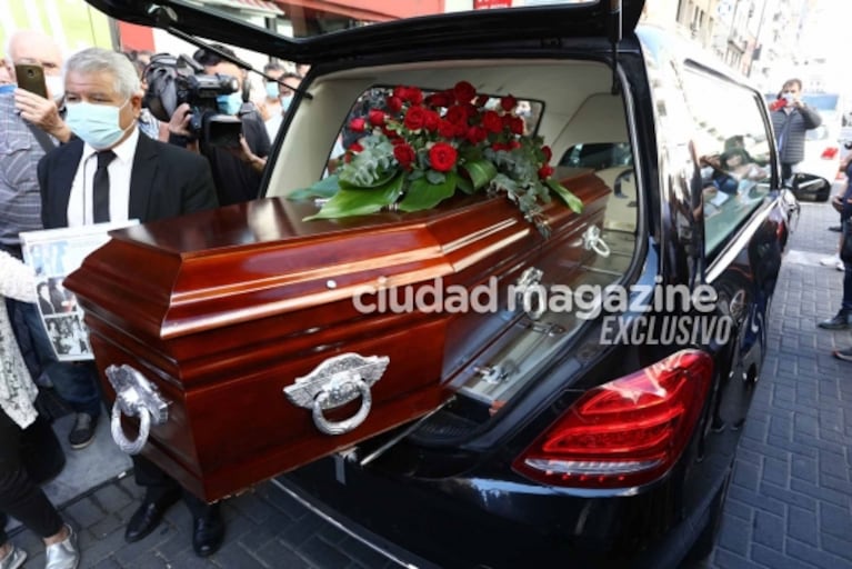 Las fotos del doloroso último adiós a Enrique Pinti: los famosos lo despidieron en Calle Corrientes