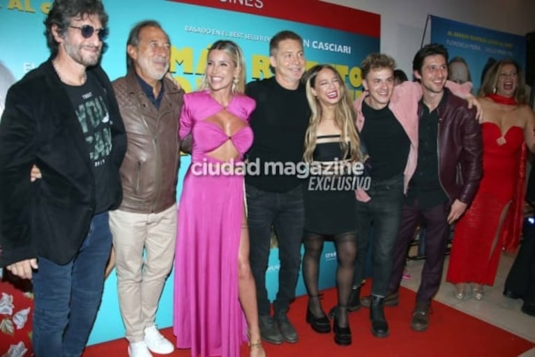 Las fotos del estreno de la película Más respeto que soy tu madre: Flor Peña impactó con su look de rosa junto a muchos famosos