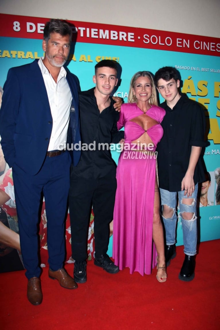 Las fotos del estreno de la película Más respeto que soy tu madre: Flor Peña impactó con su look de rosa junto a muchos famosos