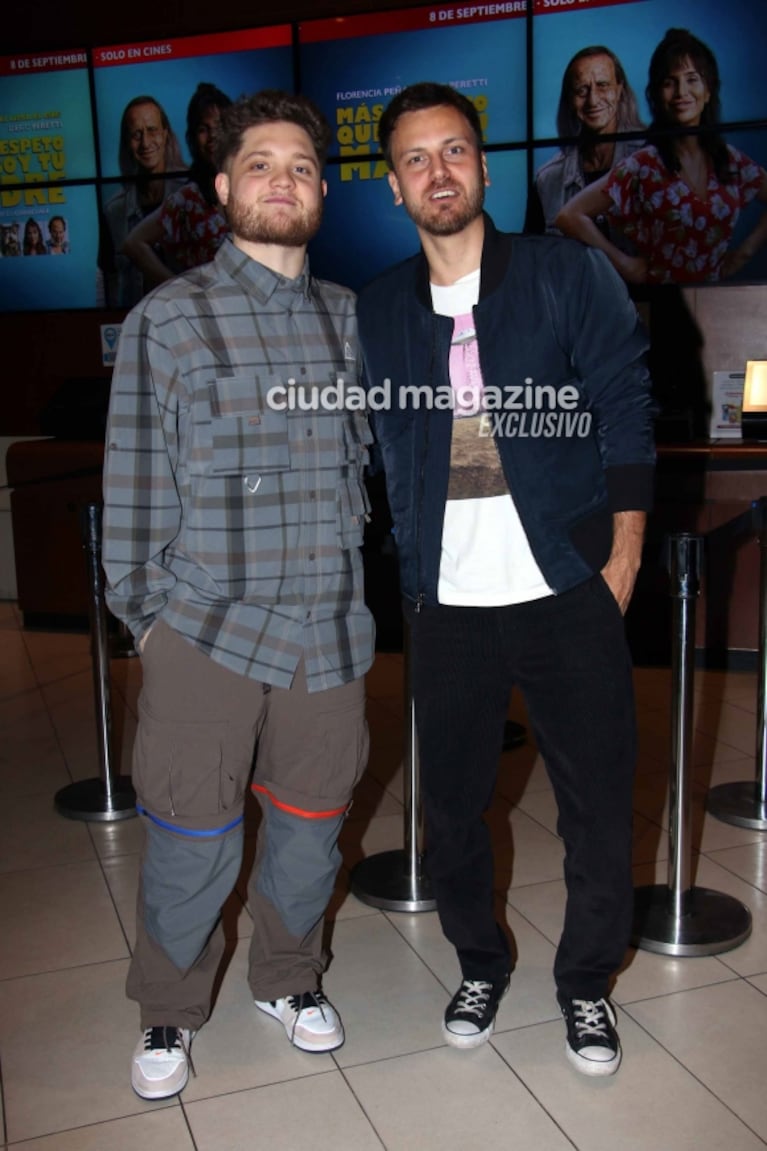 Las fotos del estreno de la película Más respeto que soy tu madre: Flor Peña impactó con su look de rosa junto a muchos famosos