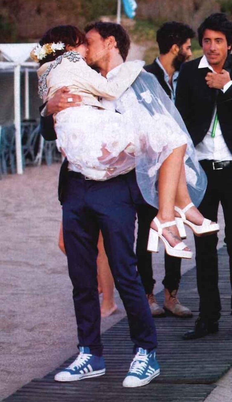 Las fotos del festejo íntimo de Nico Vázquez y Gimena Accardi tras casarse... ¡a upa y a los besos!