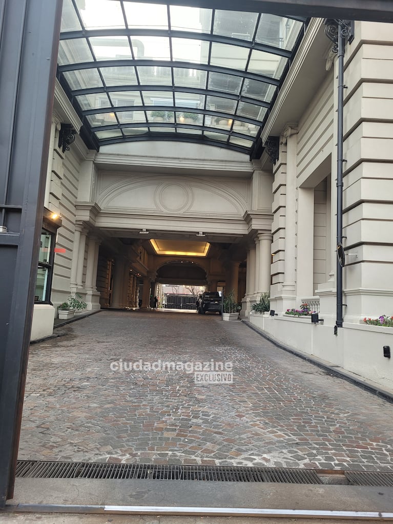 Las fotos del ingreso de Mauro Icardi y su abogada a la casa de Wanda Nara