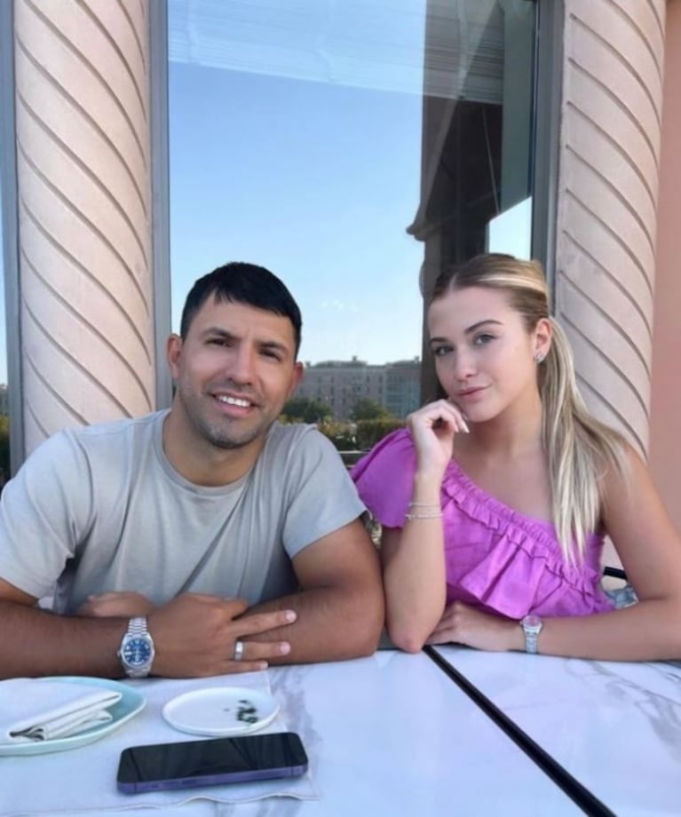 Las fotos del Kun Agüero y Sofía Calzetti, enamorados en Qatar: paseos, comidas exóticas y mucha pasión