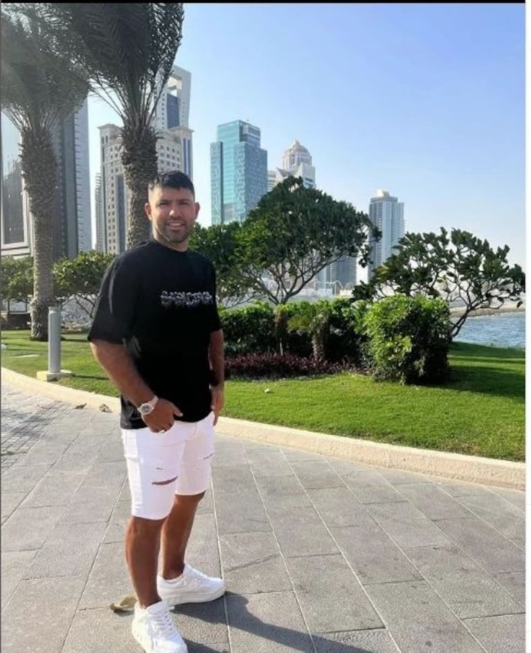 Las fotos del Kun Agüero y Sofía Calzetti, enamorados en Qatar: paseos, comidas exóticas y mucha pasión