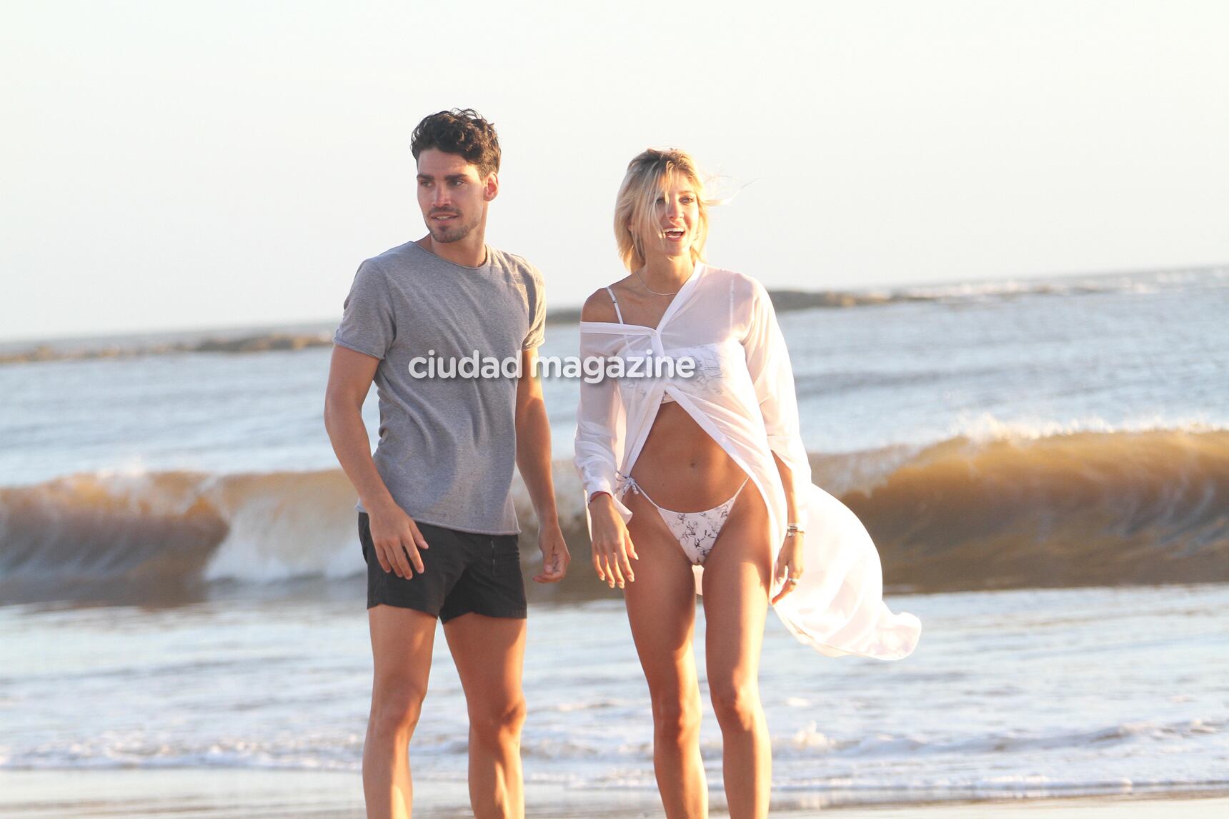 Las fotos del romántico atardecer en la playa de Candela Ruggeri y Nicolás Maccari en Punta. (Foto: GM Press)