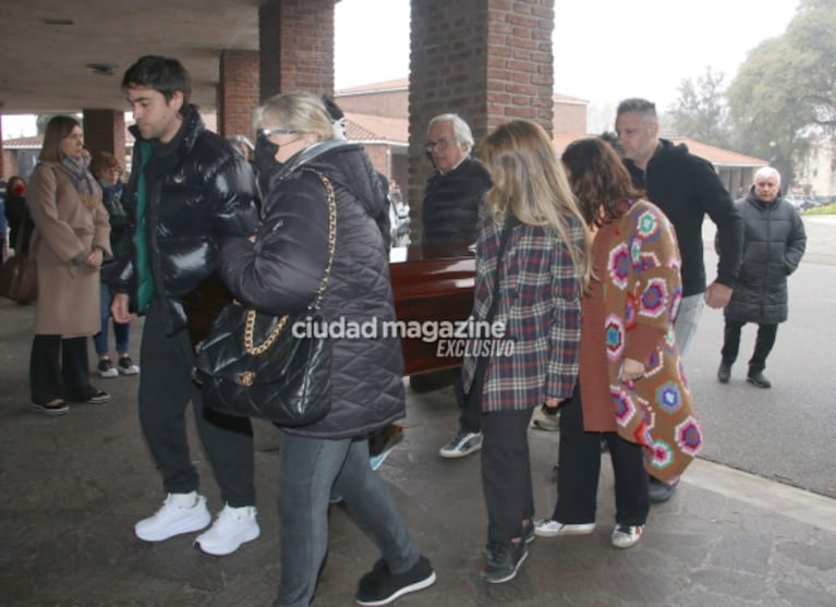 Las fotos del último adiós a Cacho Fontana en el cementerio de la Chacarita