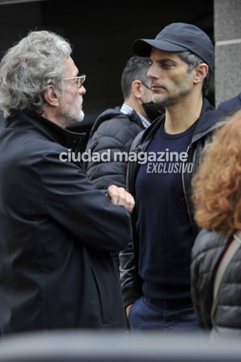 Las fotos del último adiós a Julieta Vallina: el desconsuelo de Florencia Peña, Joaquín Furriel, Juan Minujín y más amigos