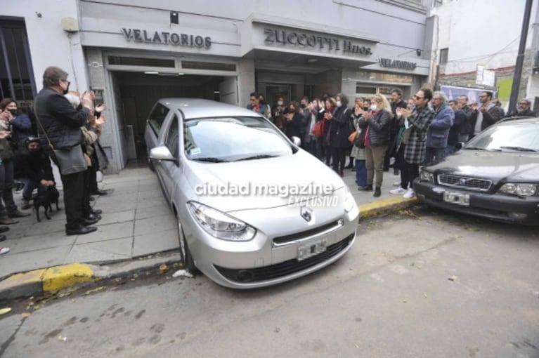 Las fotos del último adiós a Julieta Vallina: el desconsuelo de Florencia Peña, Joaquín Furriel, Juan Minujín y más amigos