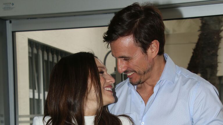 Las fotos exclusivas de Pampita junto a su hija Ana y Roberto García Moritán saliendo de la clínica (Fotos: Movilpress)