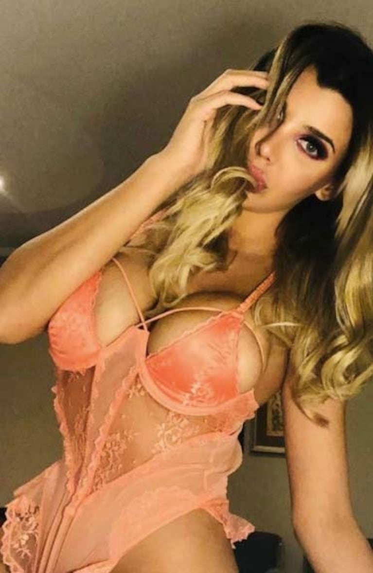 Las fotos hot de Charlotte Caniggia en la cama: body de encaje con transparencias y pura sensualidad
