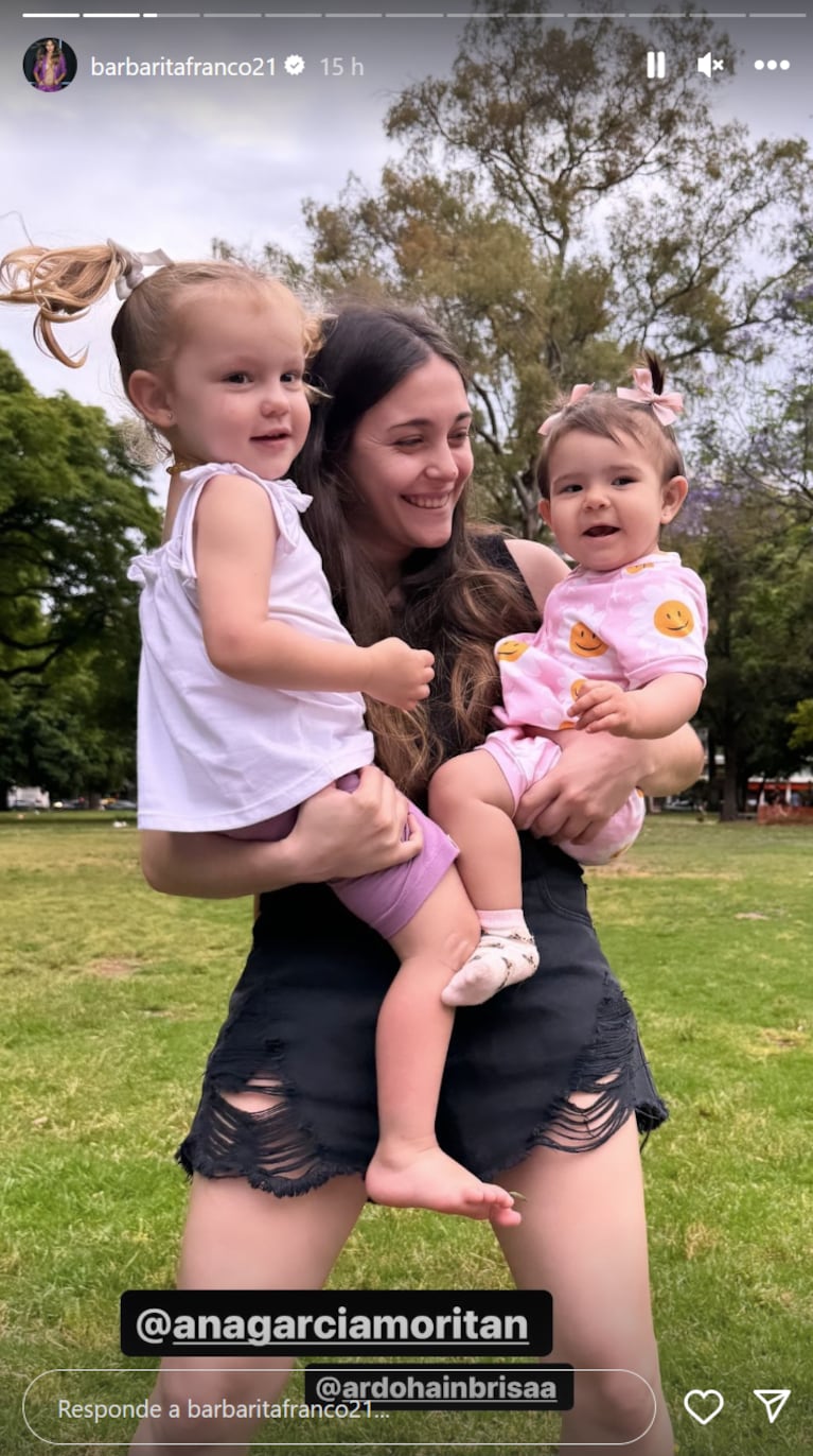 Las fotos más lindas de Ana García Moritán y Sarah Burlando jugando en la plaza