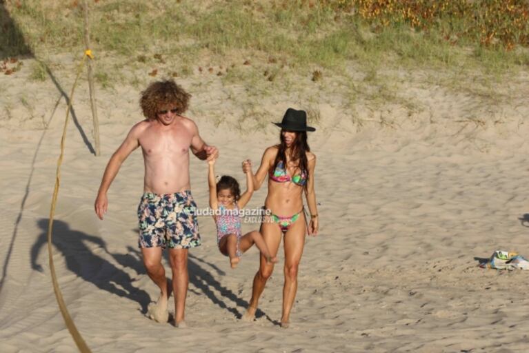 Las fotos más lindas de Gabriela Sari y Rulo Schijman en la playa junto a su hija Donna