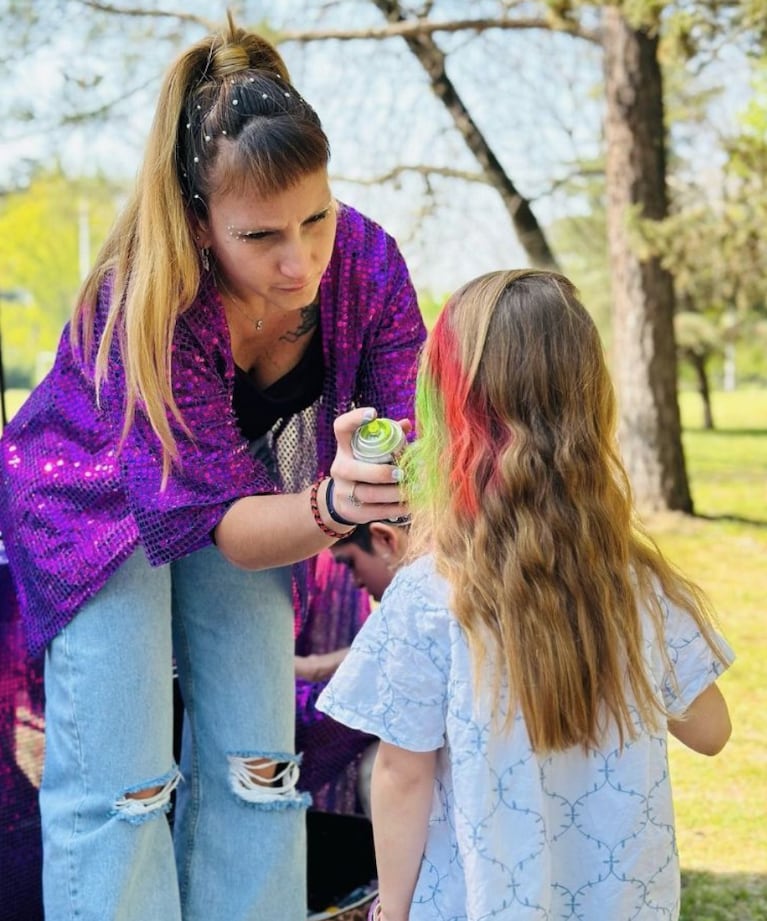 Las fotos más lindas del cumple de Alba, la hija de Agustina Cherri: brillos, pelos de colores y pizza party