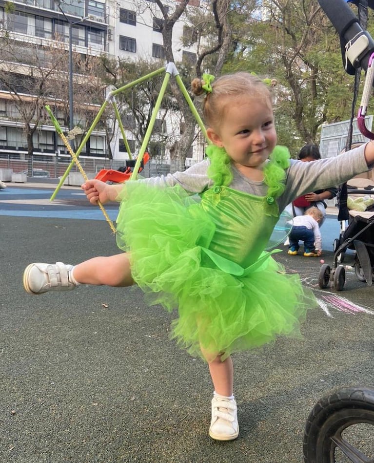 Las fotos más tiernas de Ana García Moritán jugando en la plaza con su abuelo: vestido de tul y muchas risas