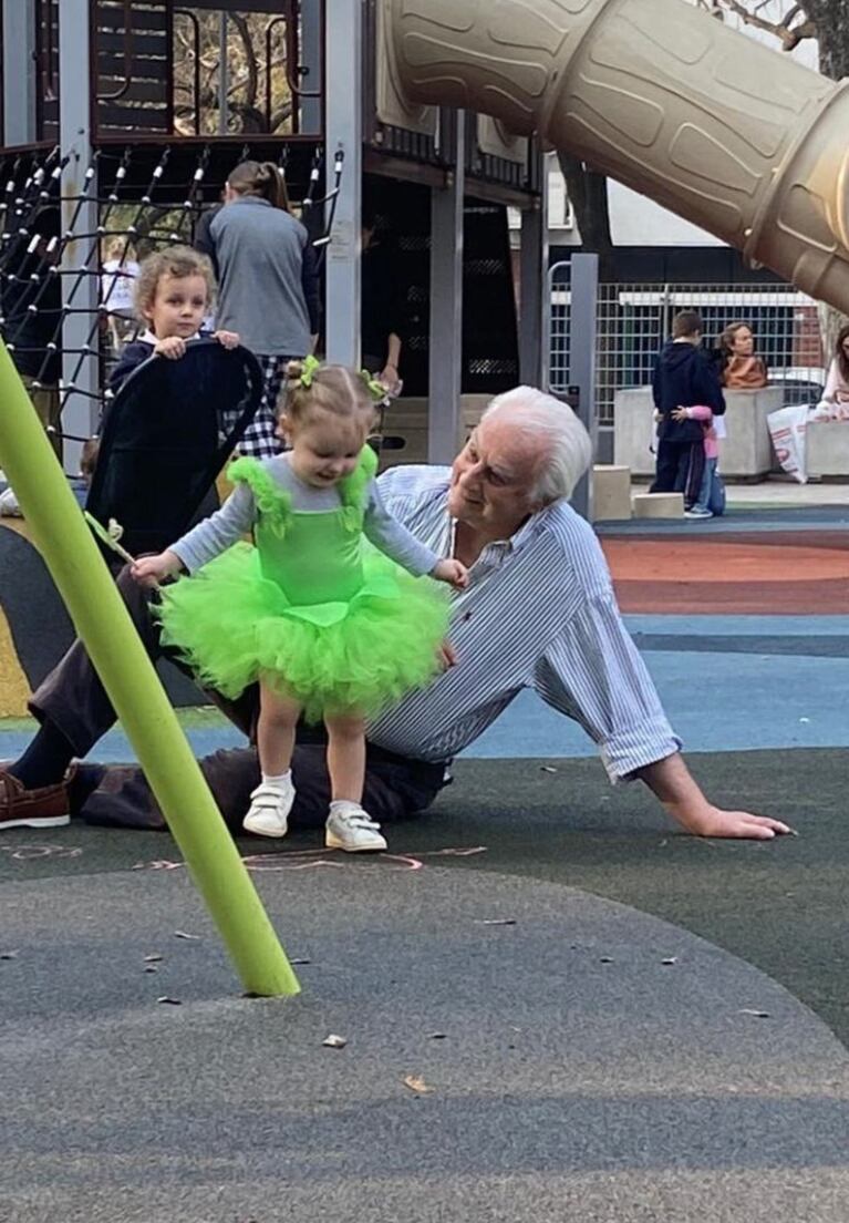 Las fotos más tiernas de Ana García Moritán jugando en la plaza con su abuelo: vestido de tul y muchas risas