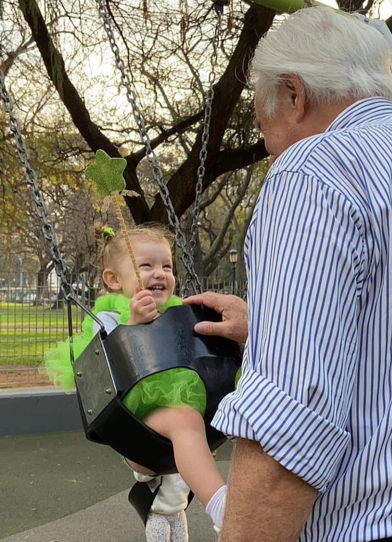 Las fotos más tiernas de Ana García Moritán jugando en la plaza con su abuelo: vestido de tul y muchas risas