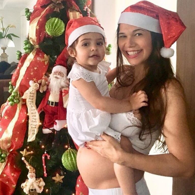 Las fotos navideñas más dulces de Mariana de Melo con su pancita de seis meses y su hija Lupe: "Esperando a Papá Noel"