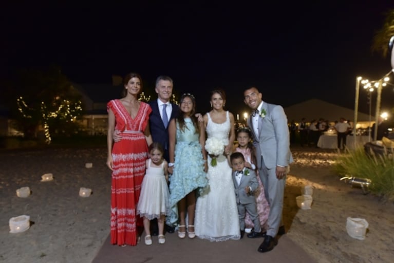 Las fotos oficiales del casamiento de Carlitos Tevez y Vanesa Mansilla: del civil en San Isidro a la gran fiesta en Carmelo