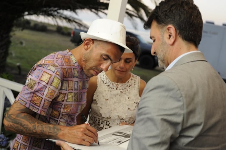 Las fotos oficiales del casamiento de Carlitos Tevez y Vanesa Mansilla: del civil en San Isidro a la gran fiesta en Carmelo