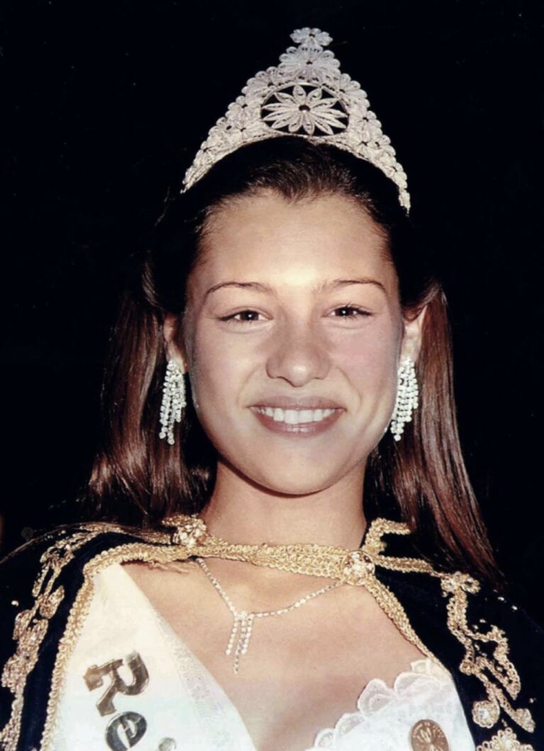 Las fotos retro de Pampita del día en el que se coronó como Reina de los Estudiantes en Jujuy