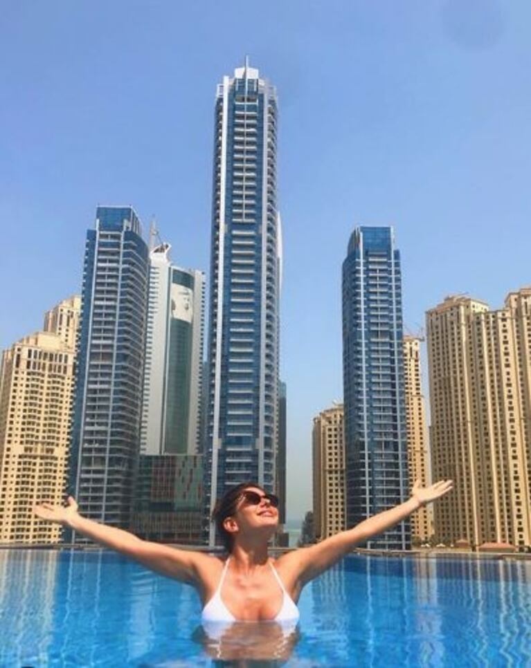 Las fotos sexies de Majo Martino en una piscina de lujo en Dubai