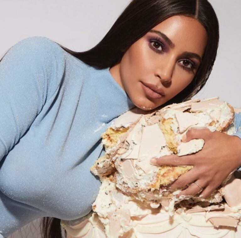 Las fotos súper festivas de Kim Kardashian posando con una enorme torta, a dos semanas de cumplir 40: "Estoy tan entusiasmada"