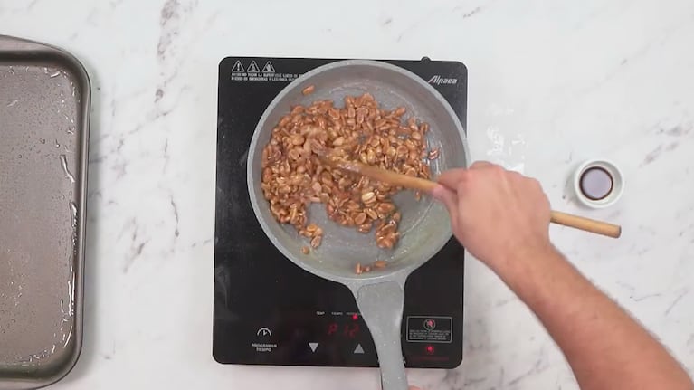 Las garrapiñadas se cocinan en la sartén con agua y azúcar. Foto: Cucinare TV