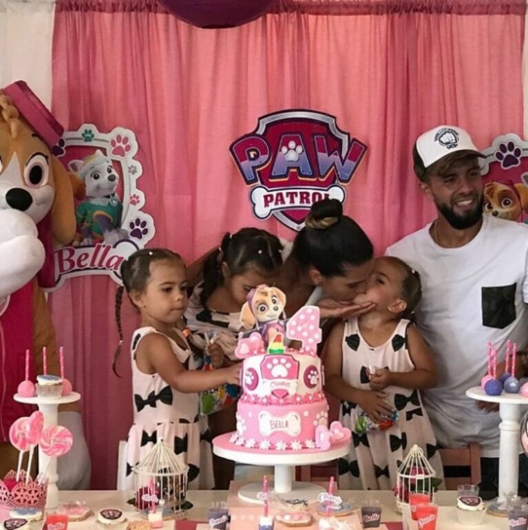 Las gemelas de Cinthia Fernández tuvieron un divertido cumpleaños en Ecuador: ¡fotos con los Minions, Batman y los perros de Paw Patrol!