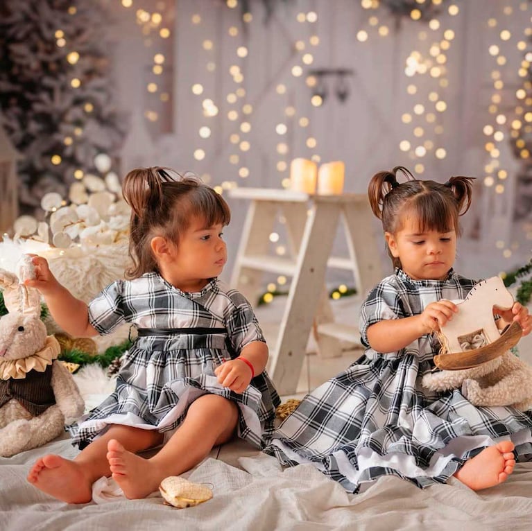 Las gemelas Laia y Aimé, hijas de Thiago Medina y Daniela Celis (Foto: Instagram @danielacelis01)