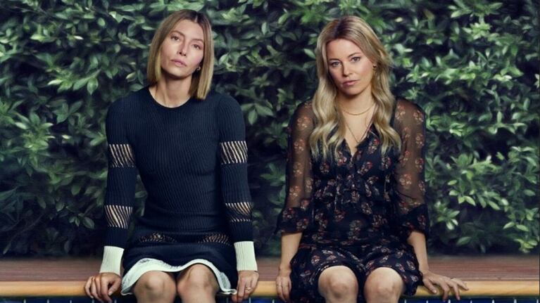Las hermanas Chloe y Nicky Taylor, interpretadas por Jessica Biel y Elizabeth Banks, en la serie de Prime Video.