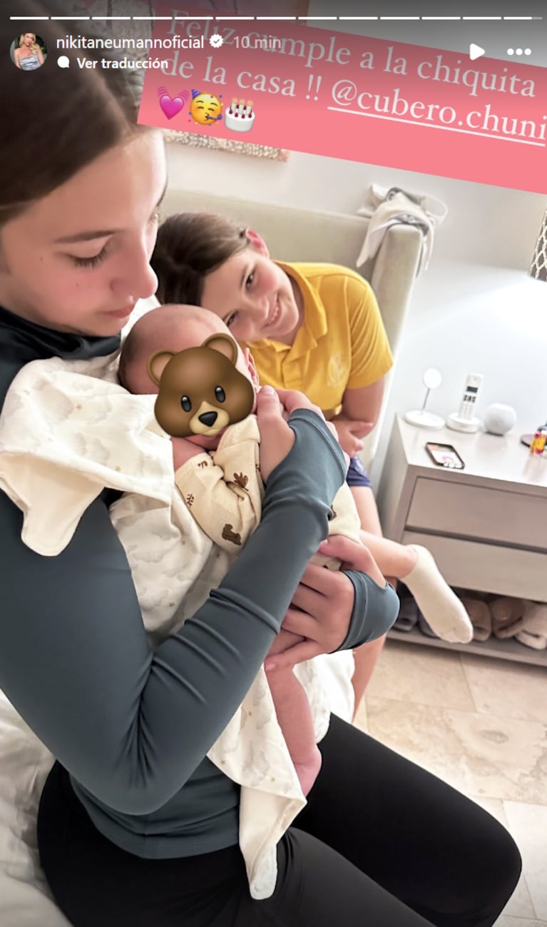 Las hermanas de Cruz, mimándolo en el cumple de una de ellas.