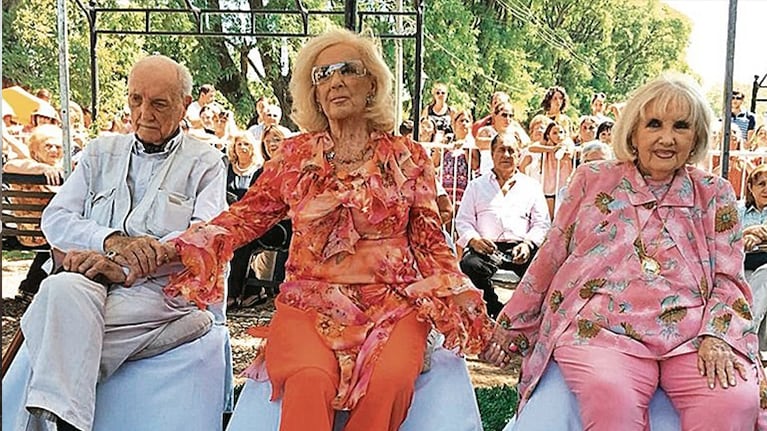Las hermanas no asistieron a la capilla porque se habían acostado tarde.