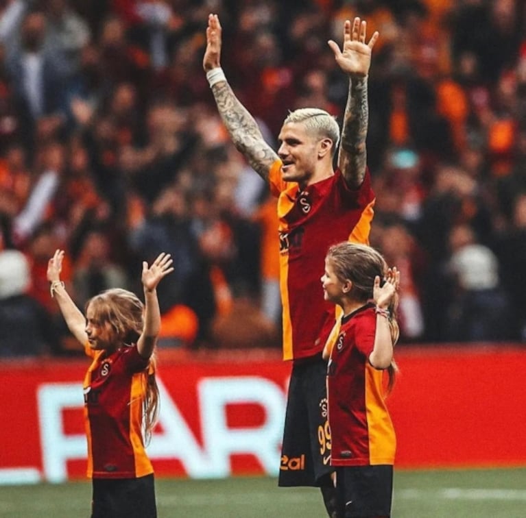 Las hijas de Mauro Icardi lo acompañaron en la cancha de un partido del Galatasaray: "Lo amamos"