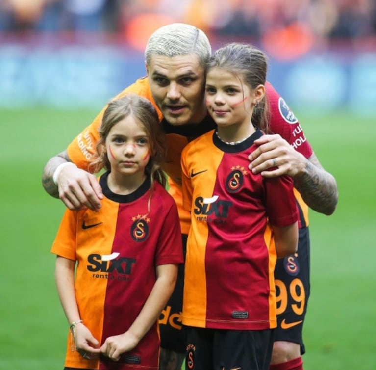 Las hijas de Mauro Icardi lo acompañaron en la cancha de un partido del Galatasaray: "Lo amamos"