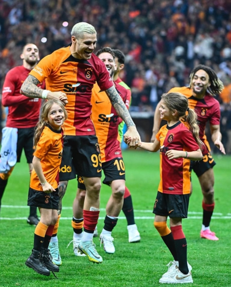 Las hijas de Mauro Icardi lo acompañaron en la cancha de un partido del Galatasaray: "Lo amamos"