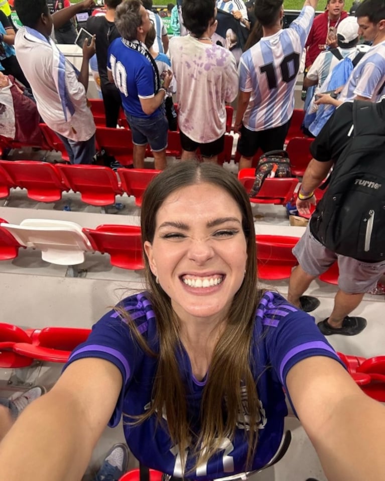 Las imágenes de China Suárez y Rusherking alentando eufóricos y enamorados a Argentina en el Mundial de Qatar 2022